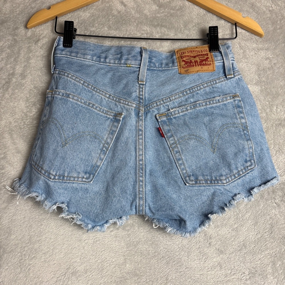 Levi's 501 Cutoff Denim Shorts Light Wash Distressed Frayed Hem‎ Women's 24 - Picture 2 of 5
